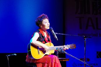 new登紀子さんライブ中.JPG